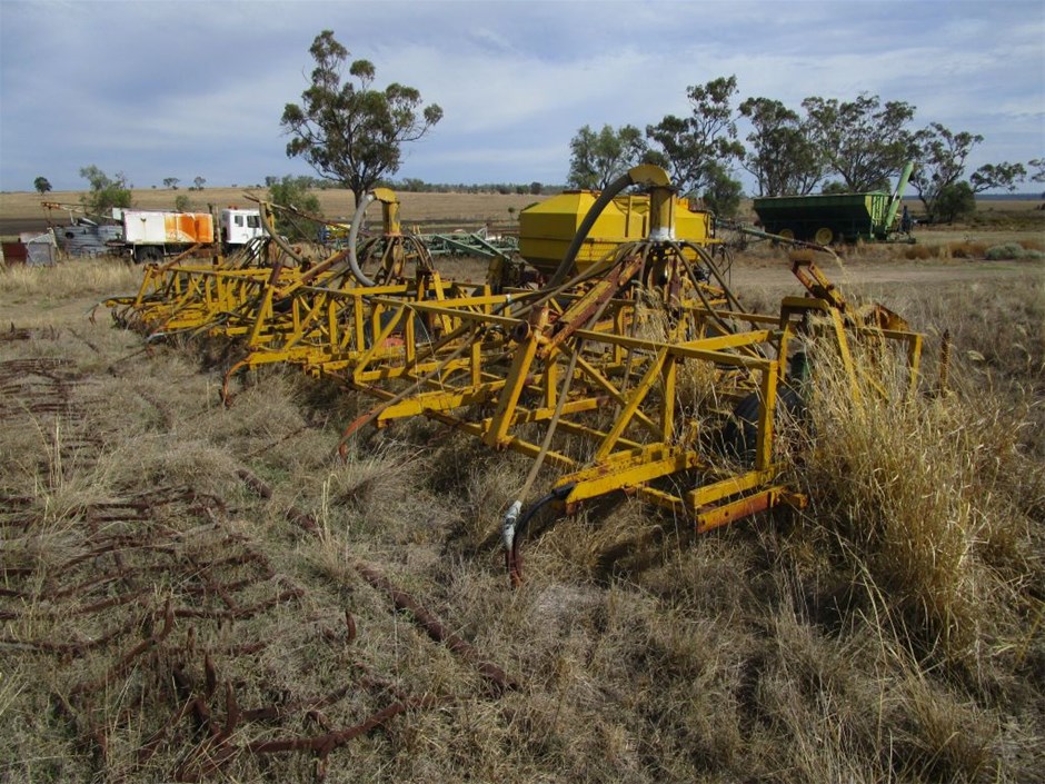Gyral 12 metre (40ft) planter with gyral air cart and stump jumper