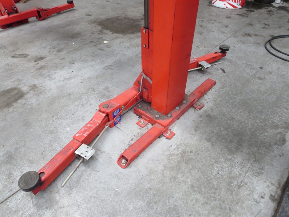 Molnar 2 post clear floor vehicle hoist, Auction (01013012999) Grays