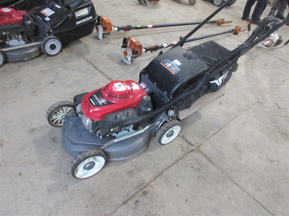 Honda HRU196 Lawn Mower WITH Soft Catcher 4 Stroke Motor Auction (0008