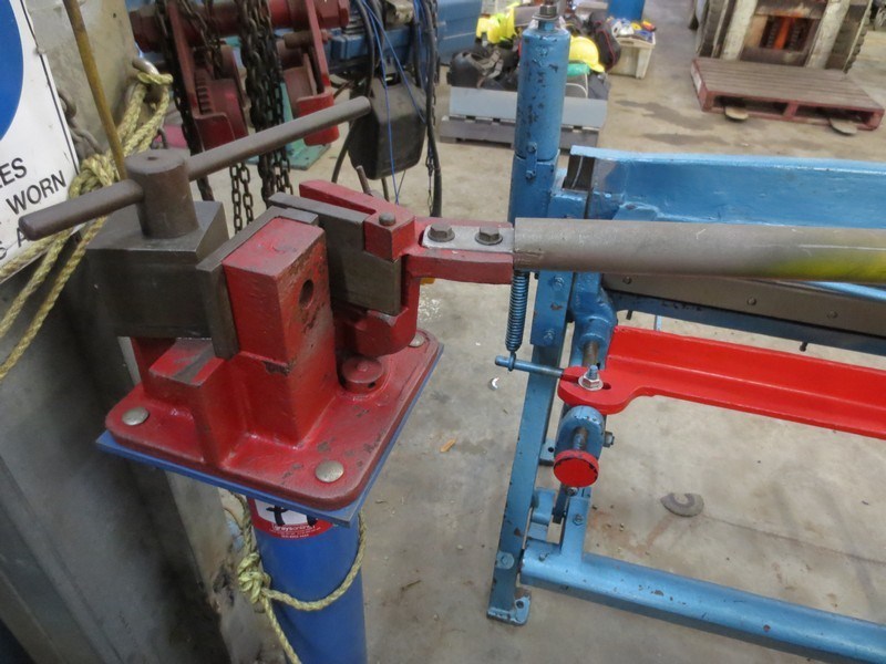Flat bar bender, manual operated, on stand Auction (00793002097