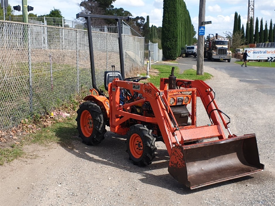 Kubota B7100 Compact Tractor with Loader 4WD Auction (00025036666