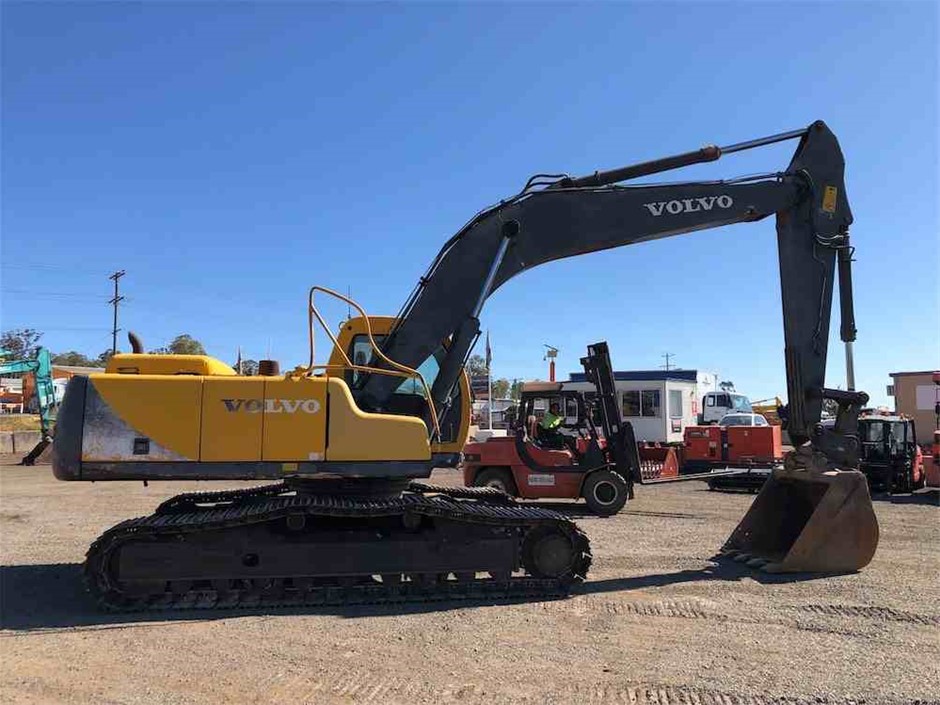 Volvo 240 Excavator Auction (00027024200)  Grays Australia