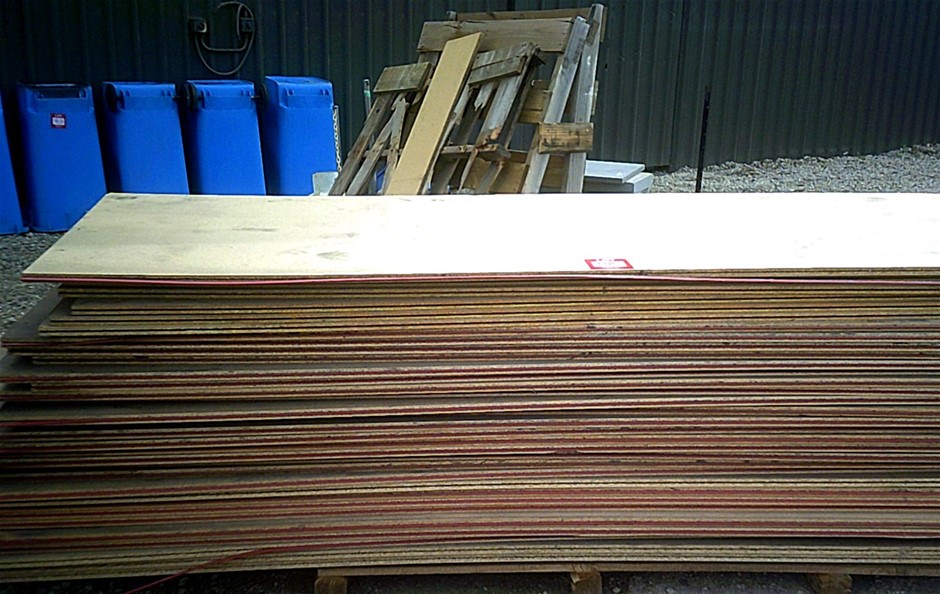 Pallet of Red Tongue Flooring and Orange Tongue Flooring. Auction (0105