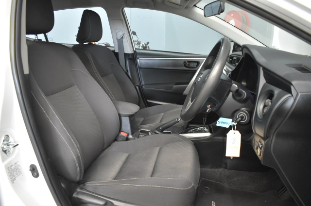 7-8mm White Pearls & Gold Plated Rhinestone Stretch Bracelet.