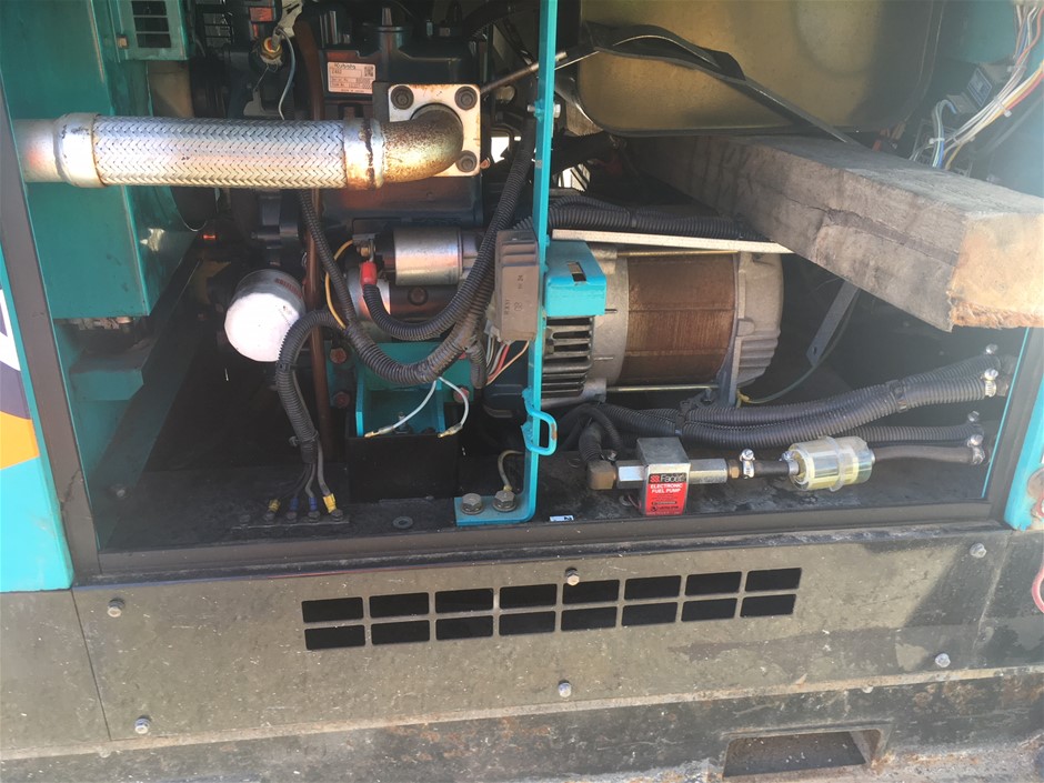 2XU Youth Girls High Performance Power Short, Size L, Black/Reflective
 