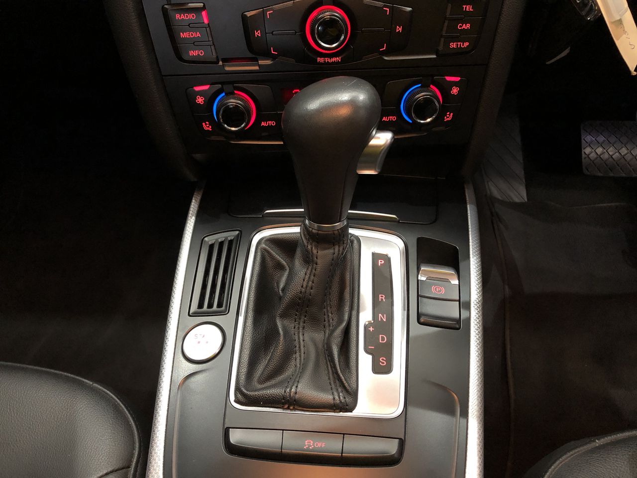 <B>Bunning MLS230HBD Spreader (Lowlander Wide Body)</B>