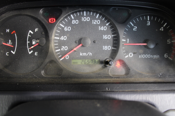 SEALY Fortech Queen Airbed with Inbuilt Pump. NB: Pump is working. Dusty fr