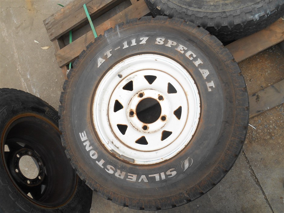 0.16 Carat White 4 round diamonds