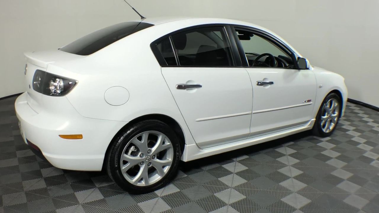 4.66 Carats White Color-Play Opal