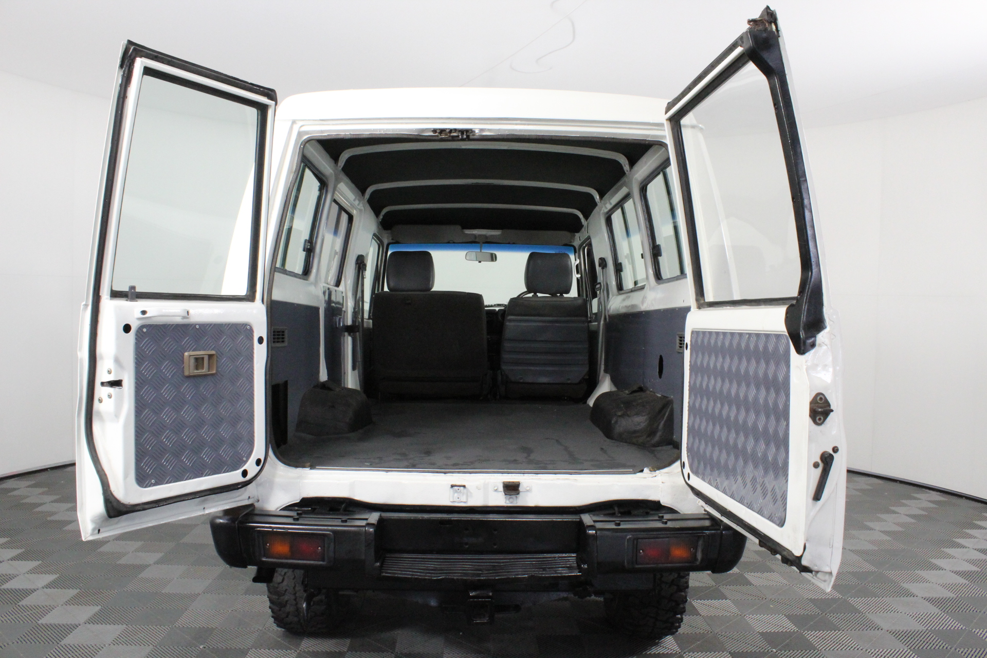 2016 UNC 50c HOLDEN HERITAGE COLLECTION HQ Kingswood COIN ON CARD