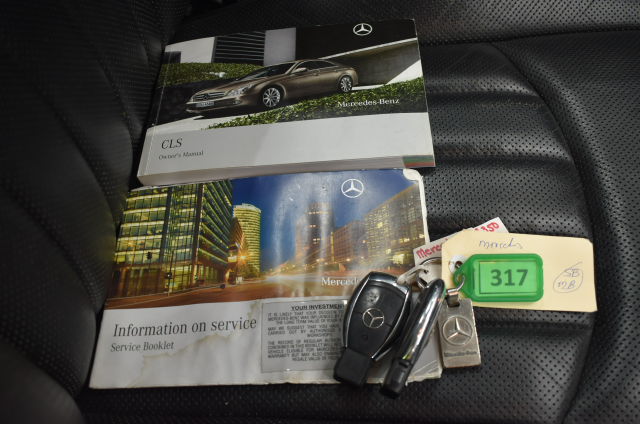 COLEMAN Instant Up 8 Person Tent with Side Entry. Large peaked awning, 4 en