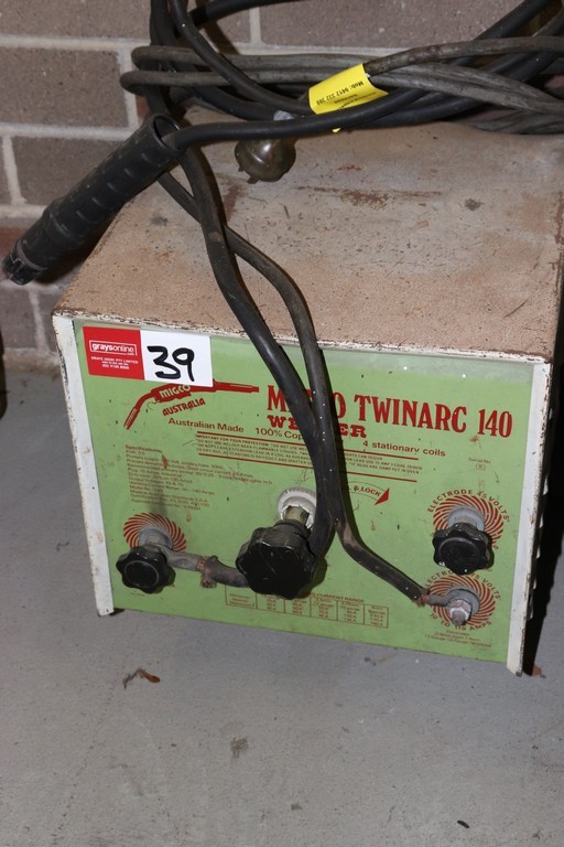 SENSH 600g Axe with Fibreglass Rubber Grip Handle.