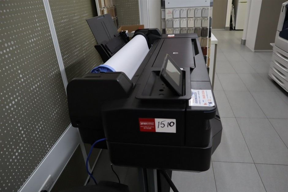 VOREL Chopping Axe 800g Wooden Handle.