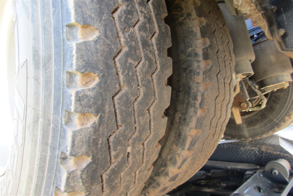 By The Vineyard Mixed Pack Pinot Grigio & Chardonnay (12x 750mL). SEA.