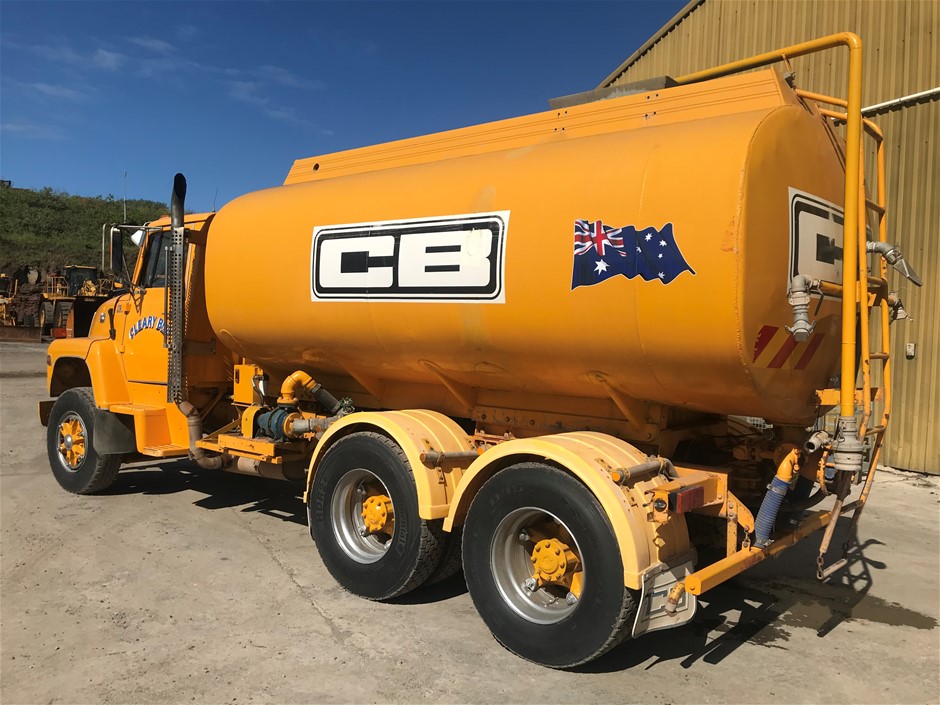 TOMMY BAHAMA 5 Position Aluminium Backpack Beach Chair, Royal And Red Strip