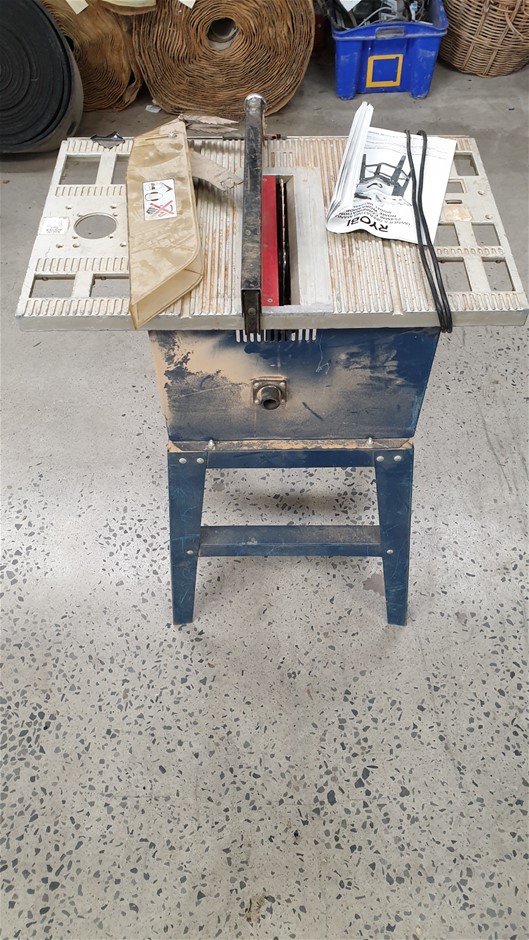 <B>Hay Cattle Feeder</B>