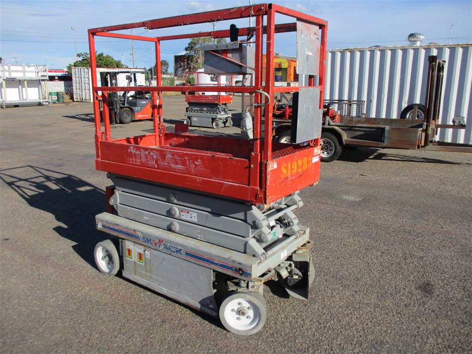 18k White Gold Filled, White Face Iced Out Diamond Quartz Wrist Watch