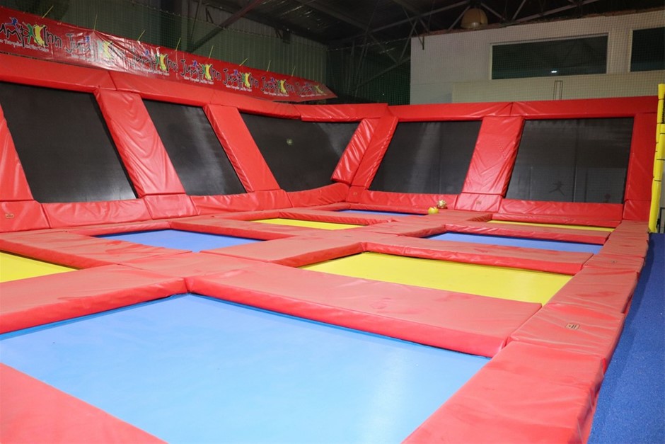 9K Yellow GOLD 0.05CT HI I1 DIAMOND EMERALD RNG