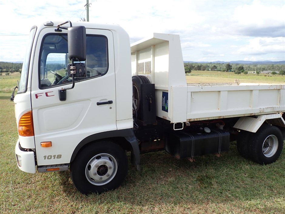 2 Carat round 2 white diamond each CVD Uncertified