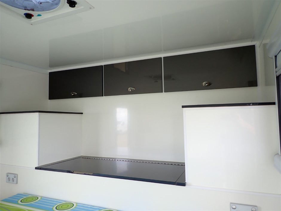 SUNBEAM Handheld Garment Steamer, Model SG1000, Maroon. NB: Has been used.