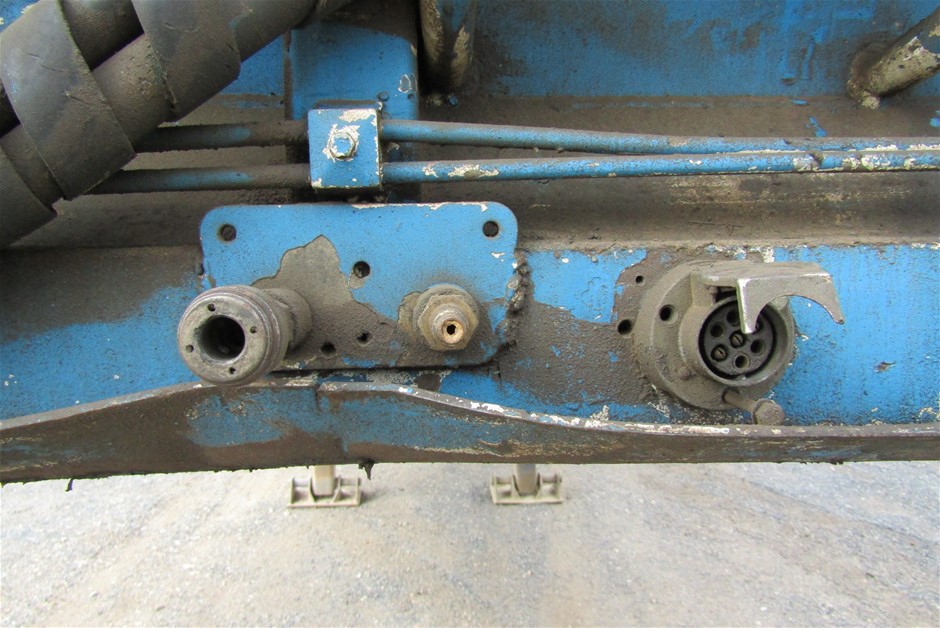 ORAL-B Braun Pro 5000 Electric Toothbrush Duo Pack Rechargeable. NB: minor