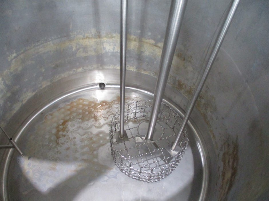 <p>2009 Isuzu NLR 200 4 x 2 Tray Body Truck</p>