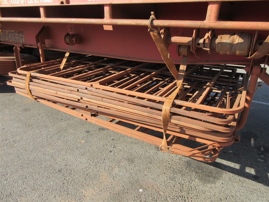 3x Assorted Accessories (2x Car Phone Holders, 1x MAXLIFE 21 SMD LED