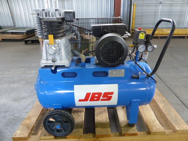 4.33 carat green emerald certified valua: USD 6495