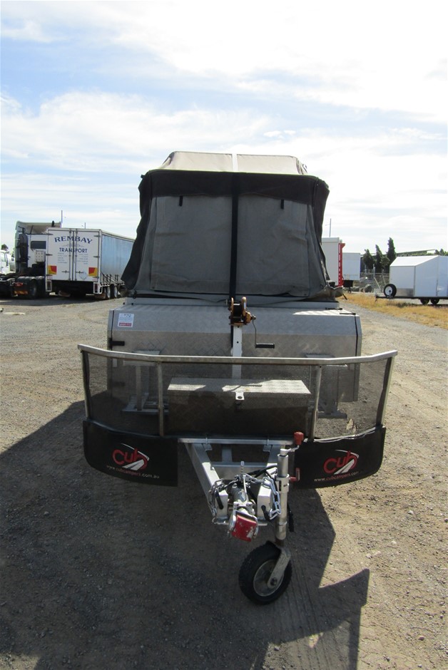 18K Gold-Filled Cross & Flower Bracelet with Simulated Diamonds - 17.8cm