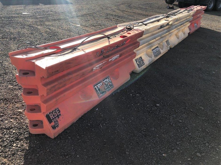 17.8 mm SSP & 1.00ct an emerald cut Emerald & 0.20ct 16 Stones Round Dia.