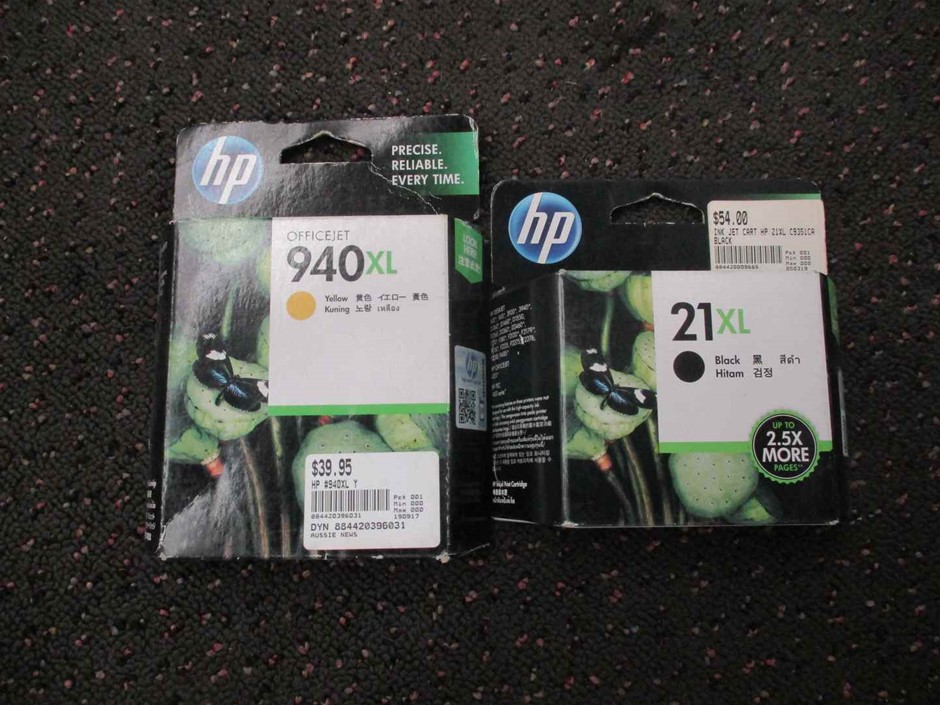 3 x CAREFREE Breathable Unscented Liners, 48 Count. NB: Damaged packaging &