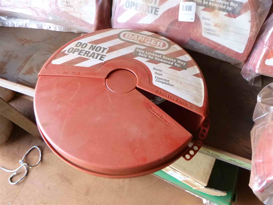 15 x LUX Soft Touch French Rose & Almond Oil Scented Soap Bar, 80g.