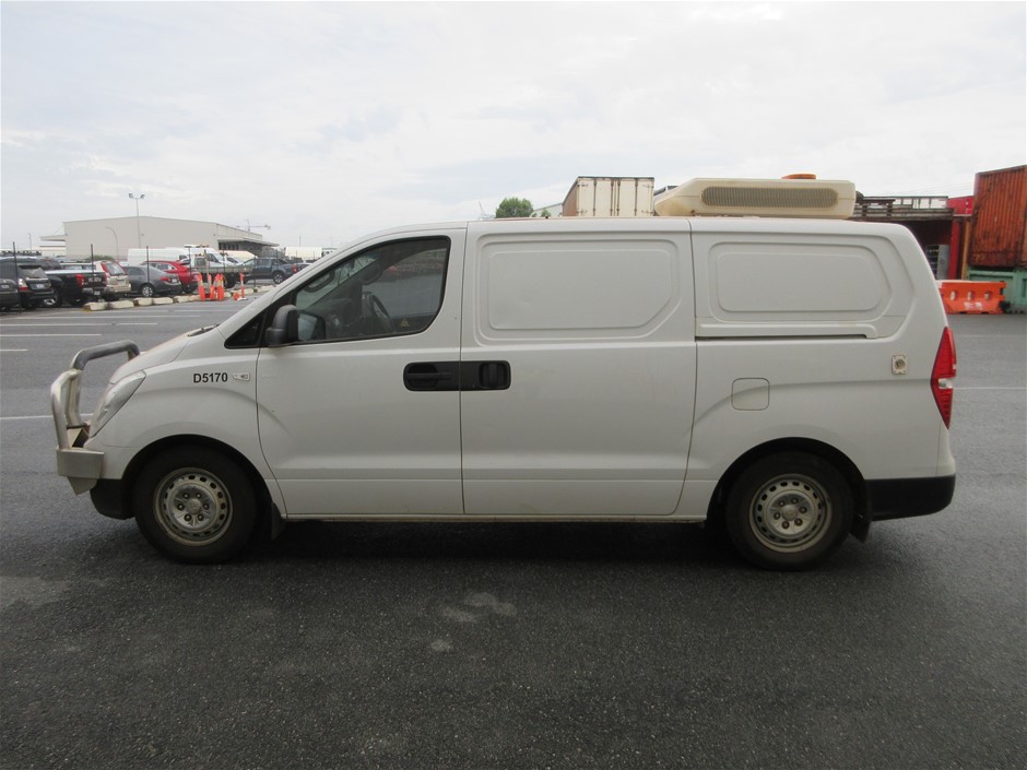 HIGH SIERRA 28" Drop Bottom Wheeled Duffel Bag, Black.