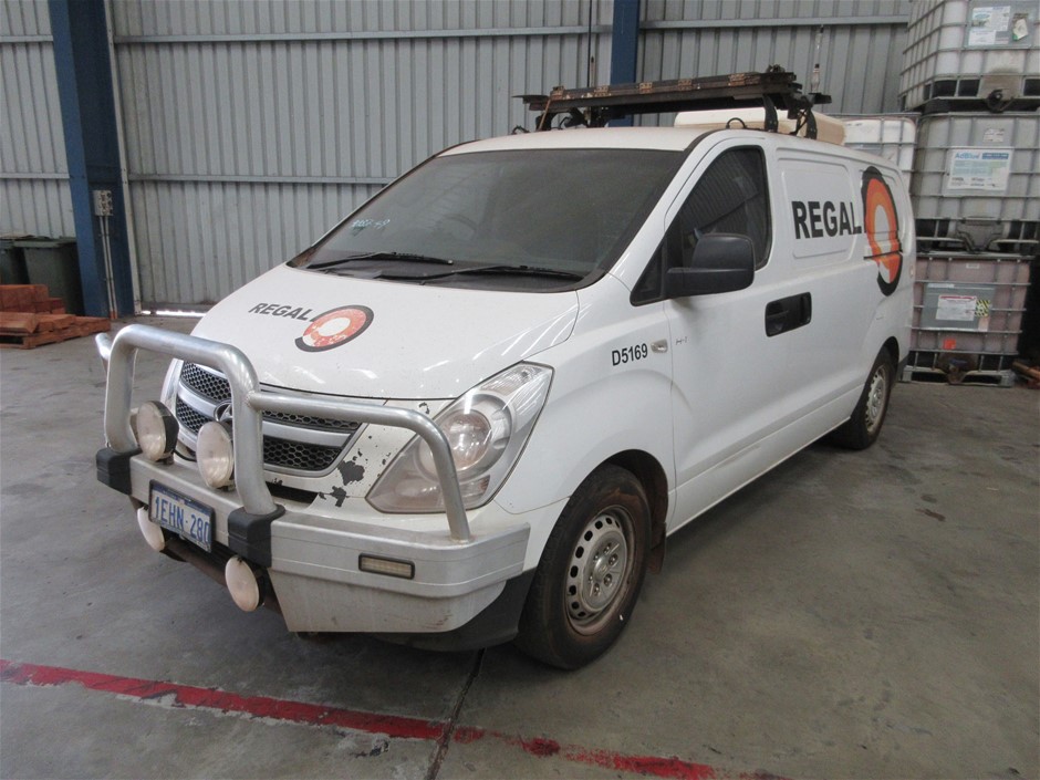 OZtrail Companion Streamline Portable Toilet, 22 Litre Tank Capacity