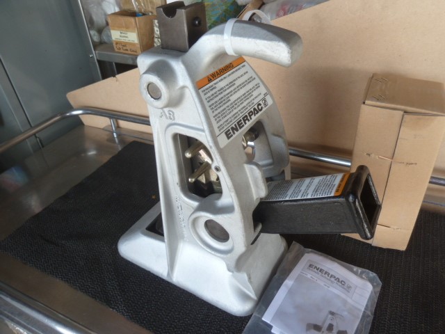 20 Packs of 1000 x VOREL Staples 4mm.