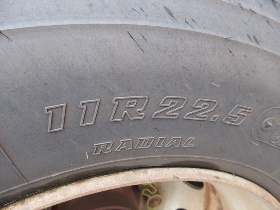 10mm Light Green Flower Jade Gemstones Crystal Beaded Bracelet