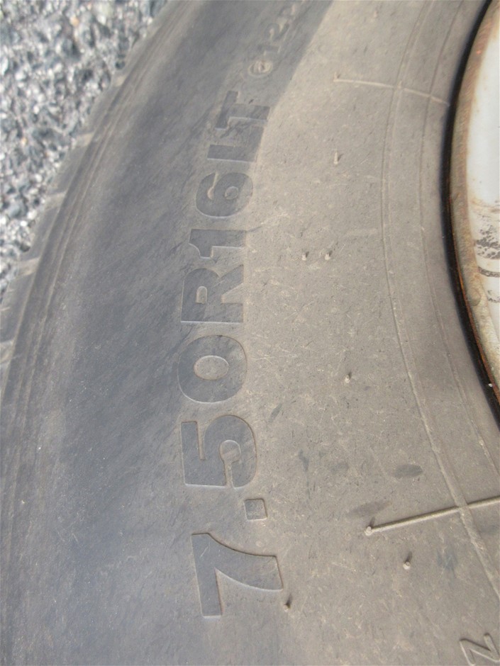 8.00ct-10.00ct Emerald Cut Green Gemstone