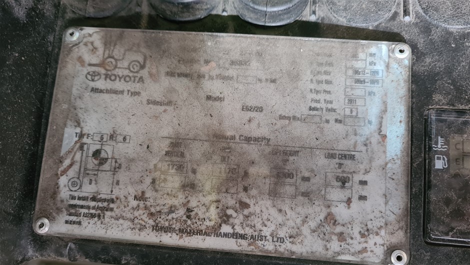 Replica Royal Ring - 16 Simulated Diamonds - US Size 8