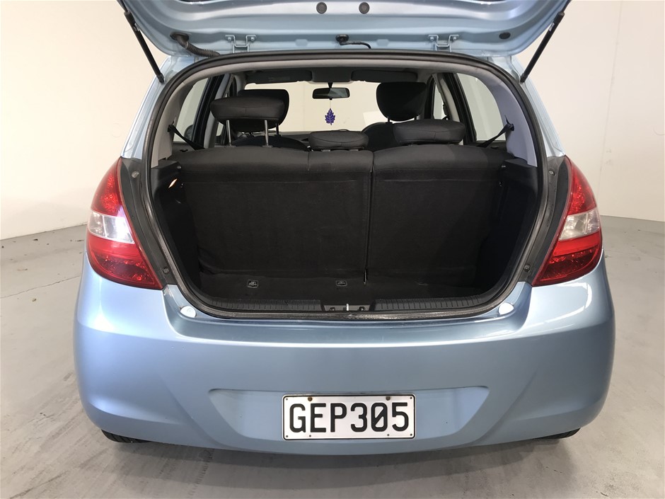 Dyson V8 Vacuum Cleaner. NB: No box