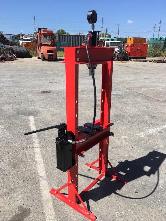 De Bortoli `Sacred Hill` Sparkling Brut NV (6x 750mL), Riverina, NSW.