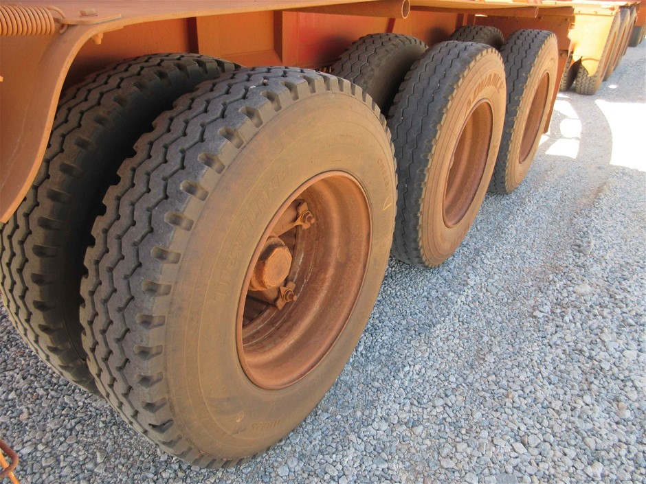 8.20ct Twelve Sapphire &5.65ct Aquamarine & 0.56ct Twenty Four Stones