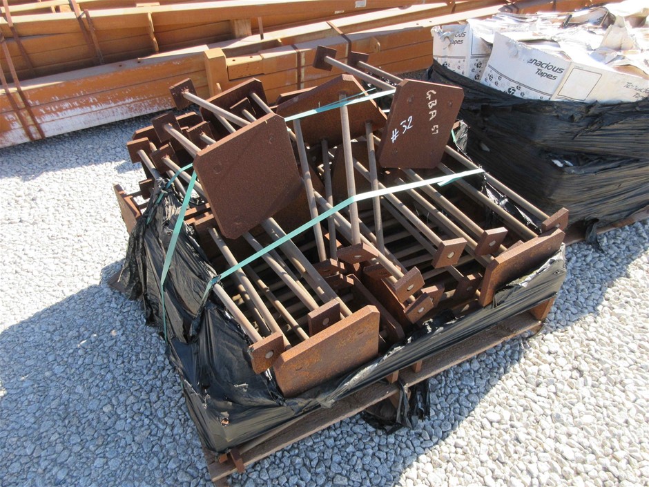 AMAZON ESSENTIALS Men's 7" Quick-Dry Swim Trunk, Size M, Orange.  Buyers No