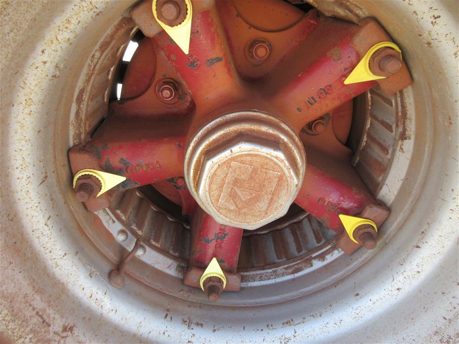 BISSELL Featherweight 2-In-1 Lightweight Vacuum. NB: Slightly damaged box.