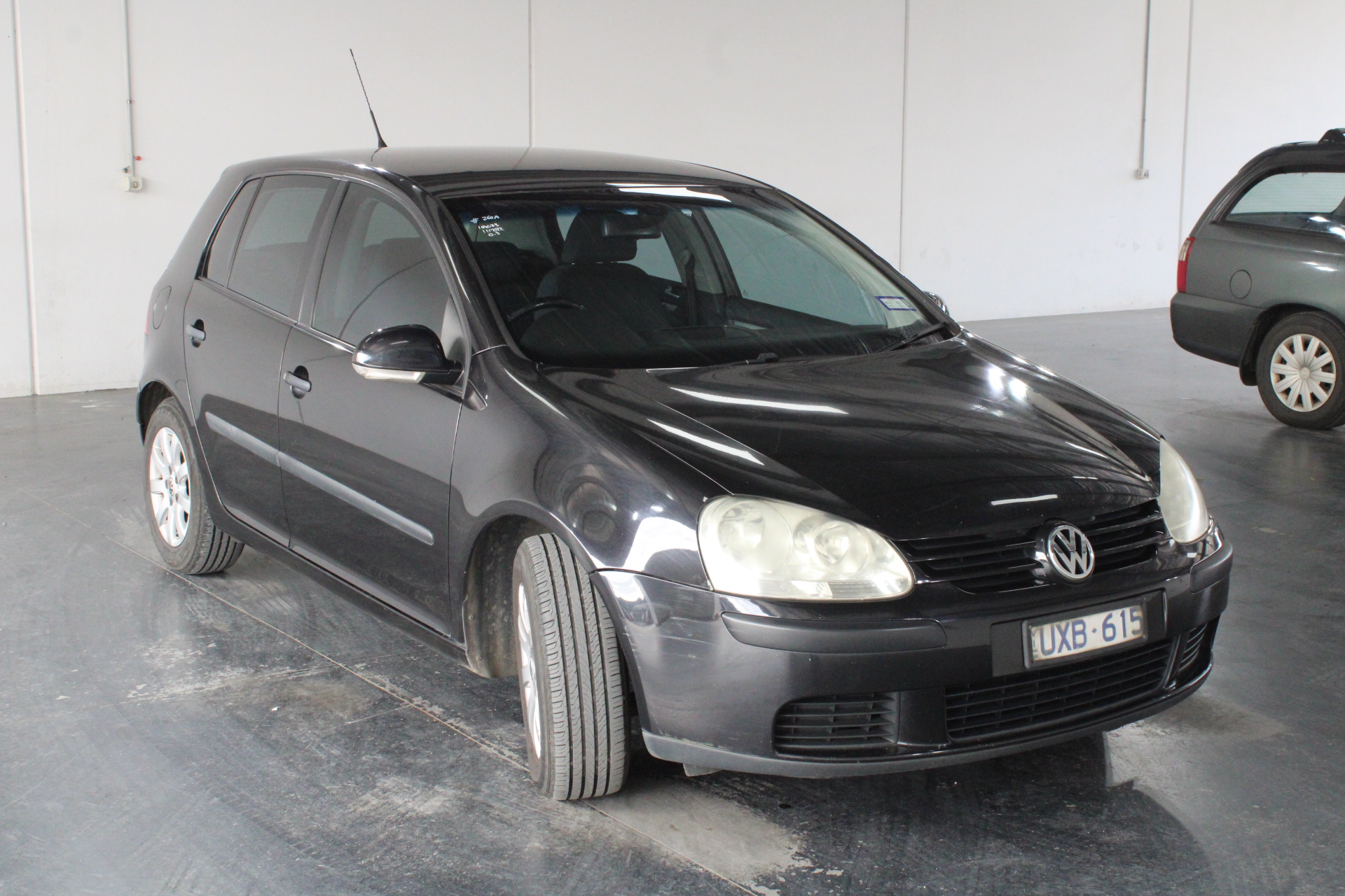 <p>Broom Heads, 3x Large Shackles, Assorted Irrigation Fittings.</p>