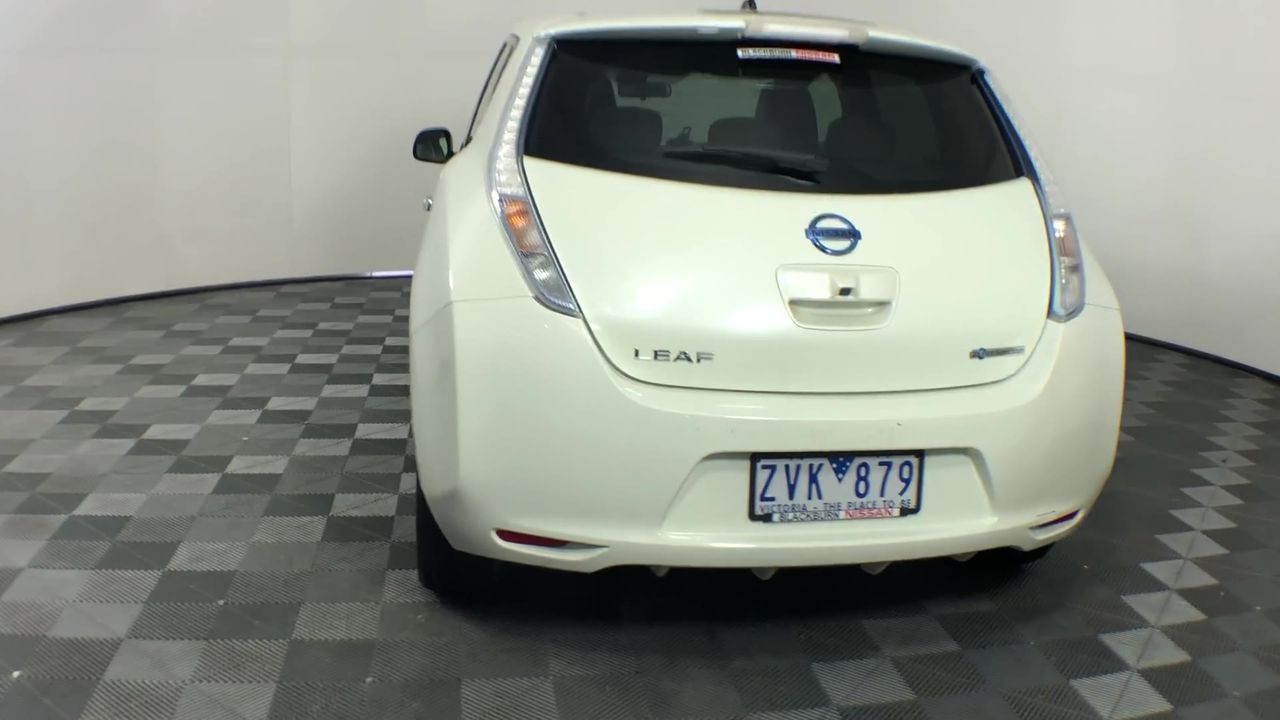 7-8mm White Pearls & Gold Plated Rhinestone Stretch Bracelet.