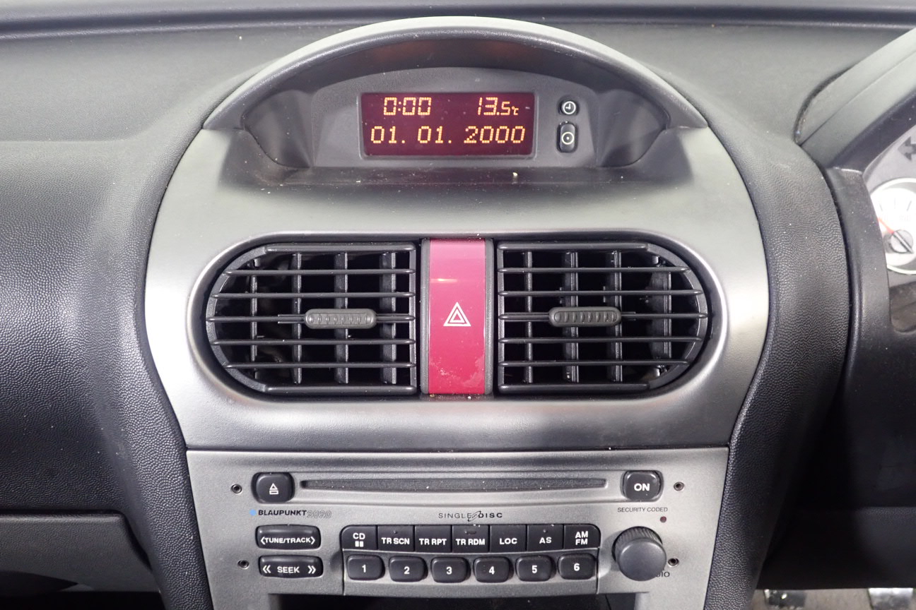 GILLETTE Box of 36pc Sensor 3 Comfort Disposable Razor. NB: damaged packagi