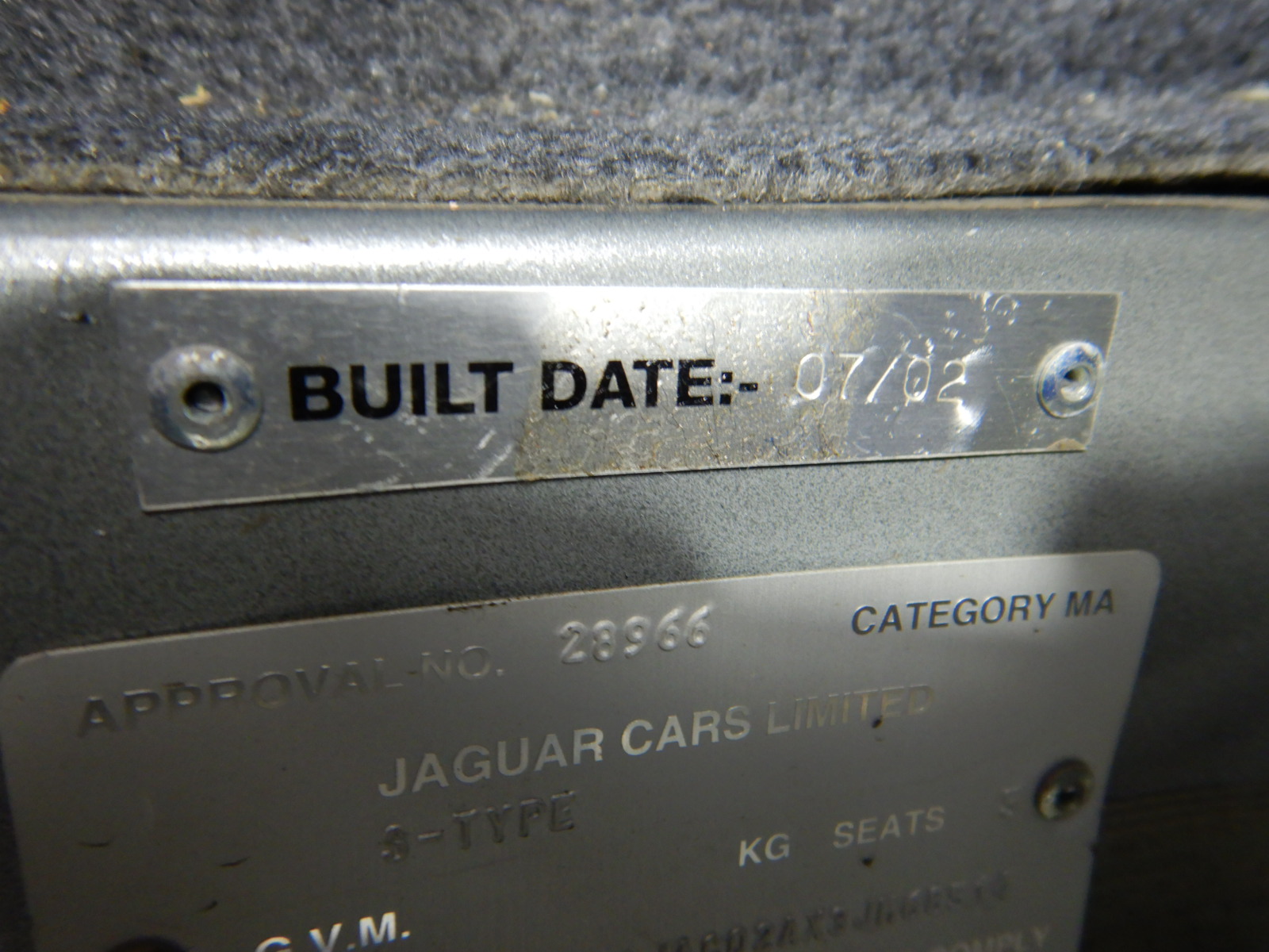 GREG NORMAN Men's Polo, Size XL, 100% Polyester, White. NB: minor shop soil