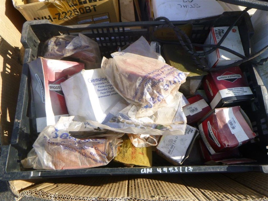 SWIFFER Sweep and Mop Deluxe Starter Kit NB: damaged box