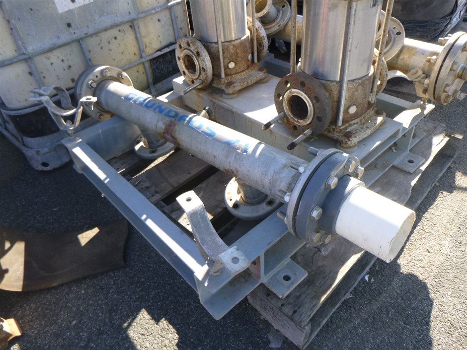 COLEMAN Classic Gladiator 2-Burner Propane Gas Camping Stove. N.B: Damaged