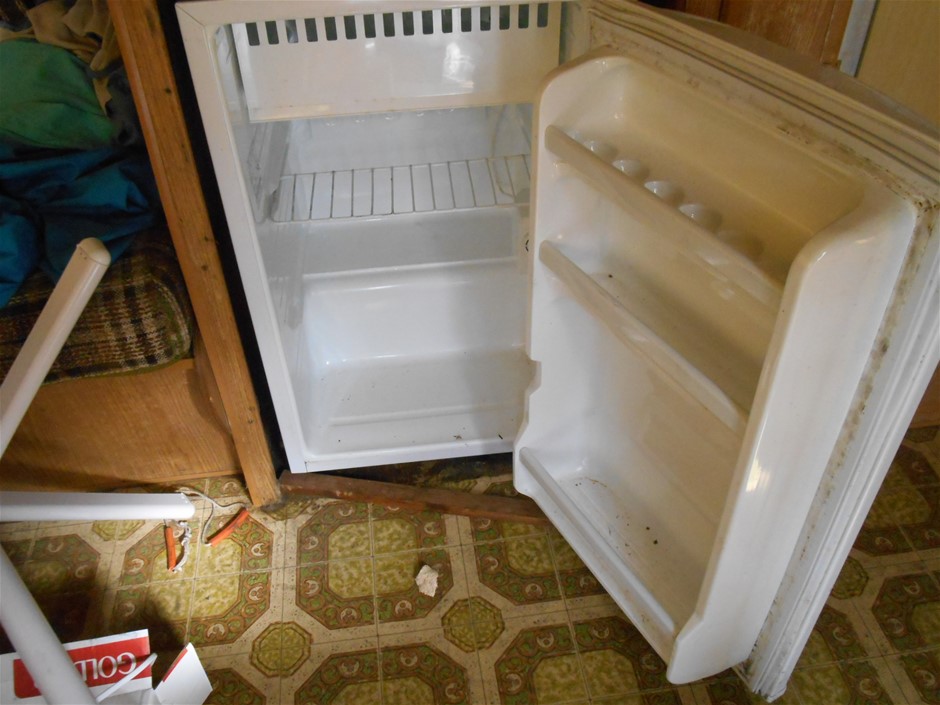 AMAZON Basics Stainless Steel Soap Dish Holder, for Shower/Sink/Bathroom, W